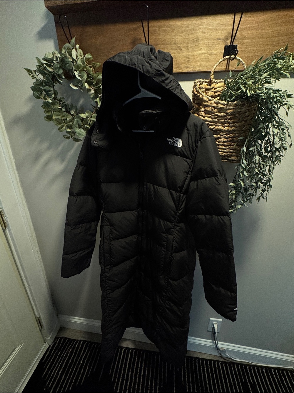 The North Face Women's Long Black Down Puffer Coat with Hood - Picture 12 of 12